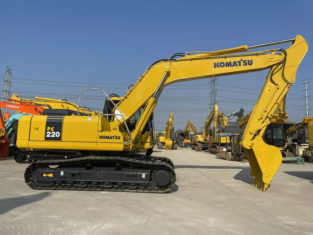 KOMATSU PC220-7 - Lánctalpas kotró: 2 kép. KOMATSU PC220-7 - Lánctalpas kotró: 2 kép.