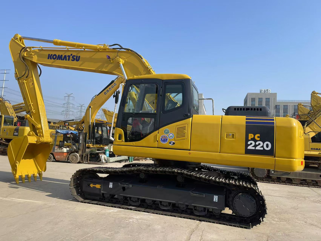 KOMATSU PC220-7 - Lánctalpas kotró: 1 kép. KOMATSU PC220-7 - Lánctalpas kotró: 1 kép.