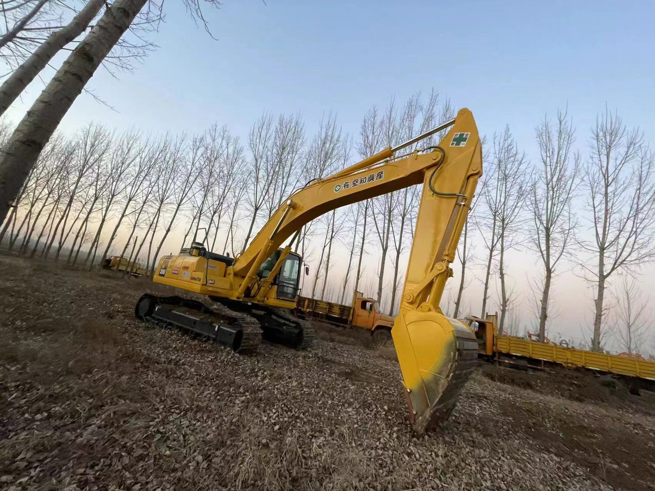 KOMATSU PC300-7 - Lánctalpas kotró: 5 kép. KOMATSU PC300-7 - Lánctalpas kotró: 5 kép.
