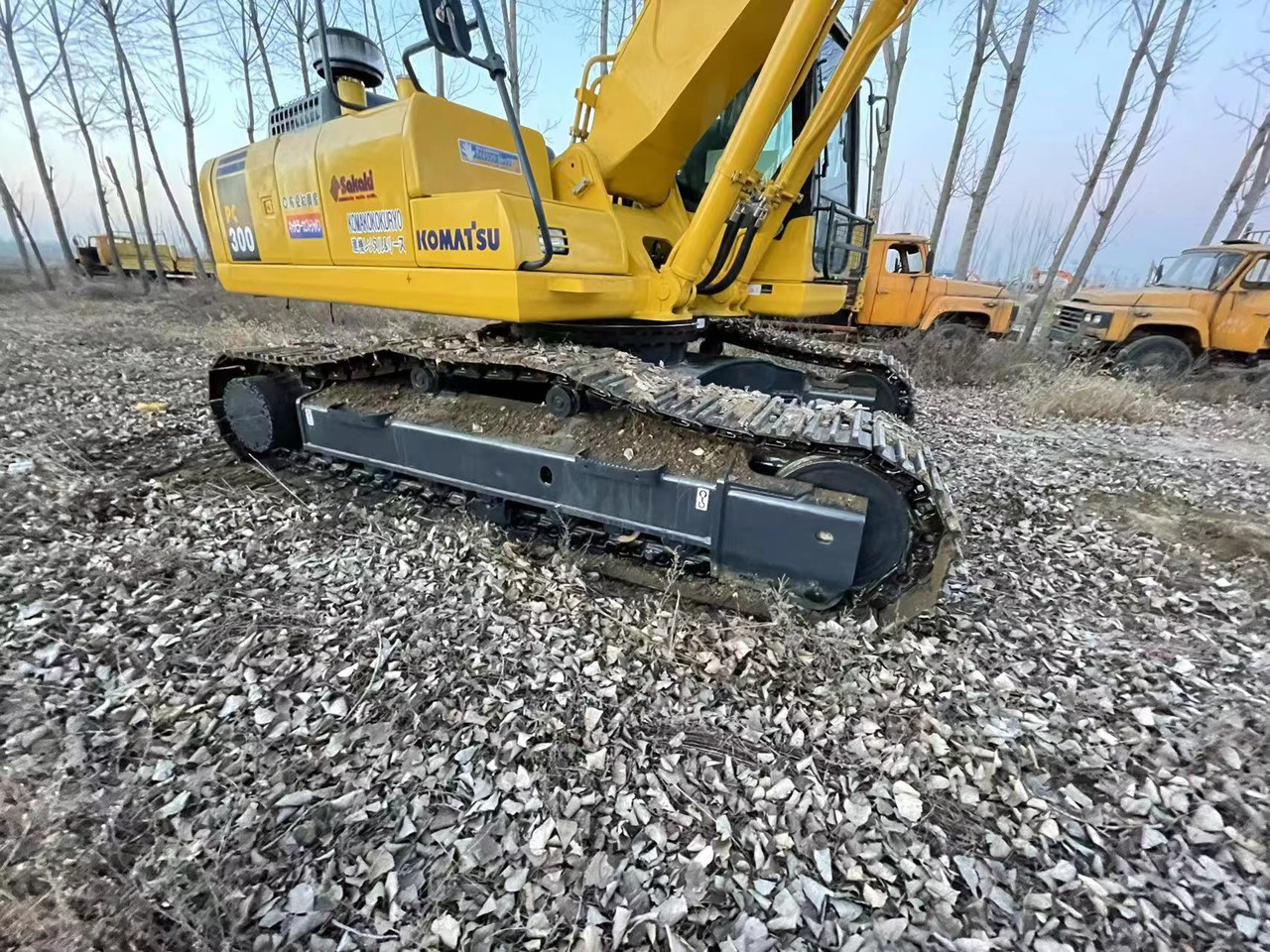 KOMATSU PC300-7 - Lánctalpas kotró: 2 kép. KOMATSU PC300-7 - Lánctalpas kotró: 2 kép.