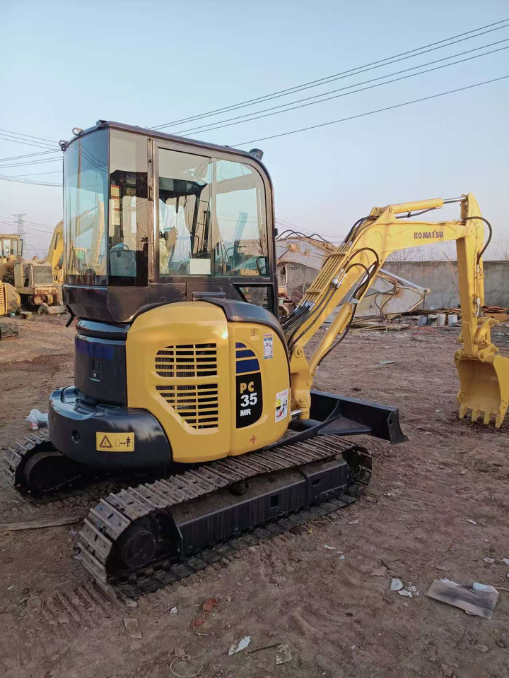 KOMATSU PC35 - Minikotró: 2 kép. KOMATSU PC35 - Minikotró: 2 kép.