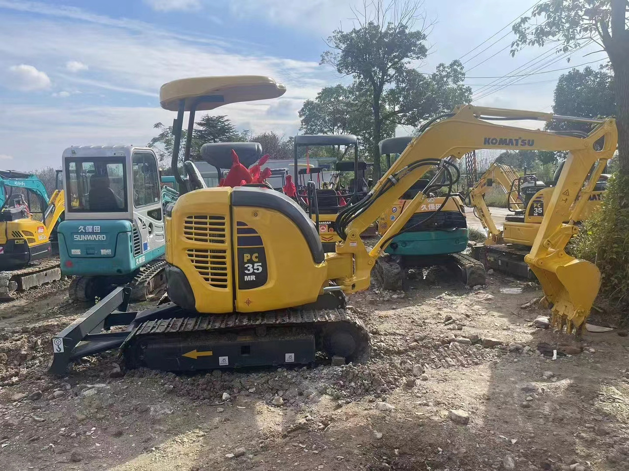 KOMATSU PC35 - Lánctalpas kotró: 2 kép. KOMATSU PC35 - Lánctalpas kotró: 2 kép.