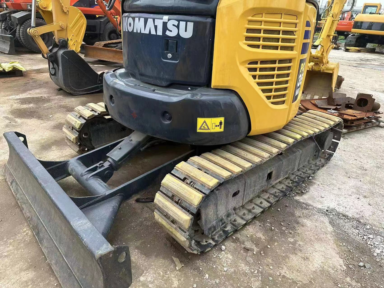 KOMATSU PC35 - Lánctalpas kotró: 4 kép. KOMATSU PC35 - Lánctalpas kotró: 4 kép.