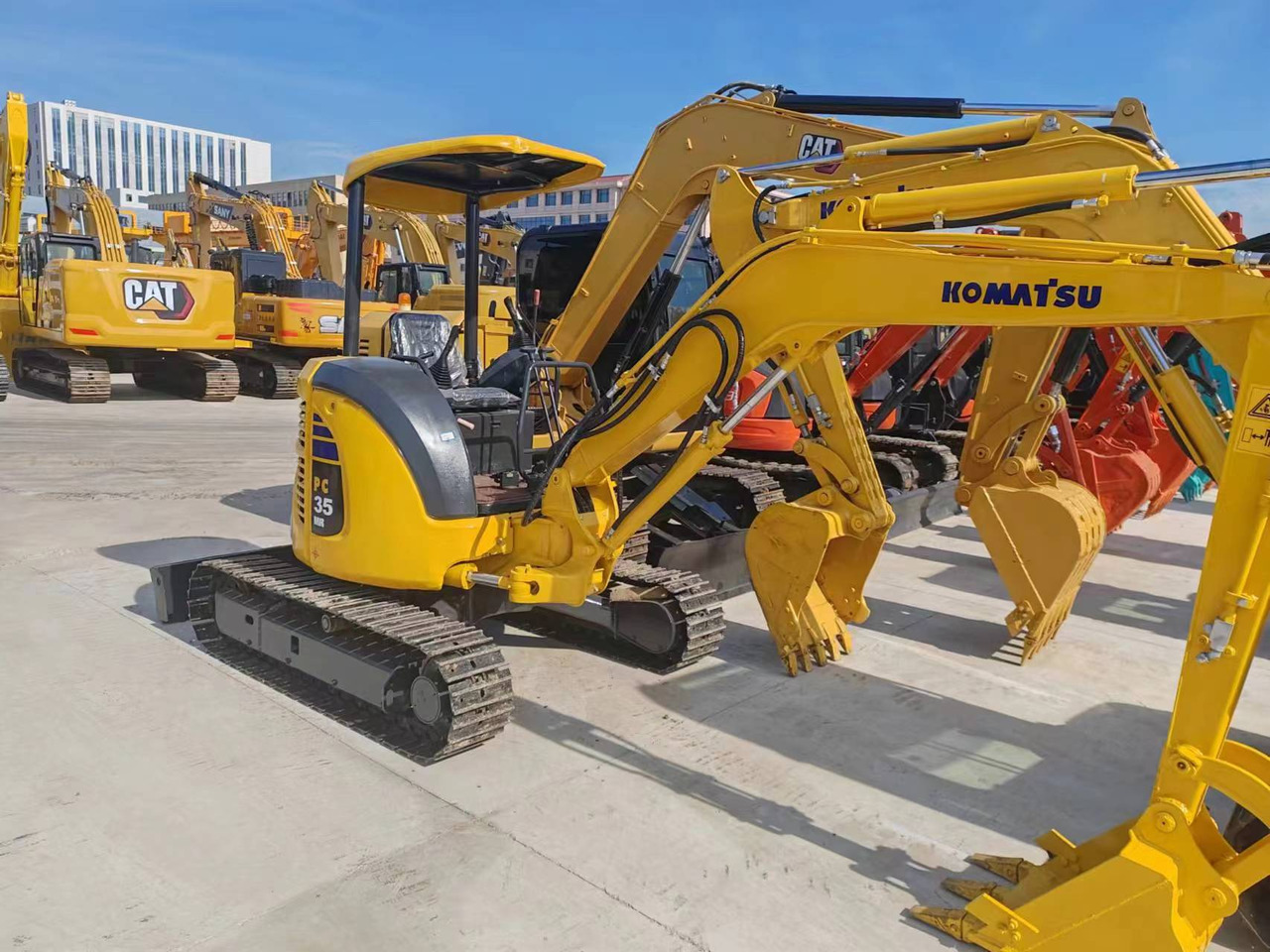 KOMATSU PC35 - Lánctalpas kotró: 2 kép. KOMATSU PC35 - Lánctalpas kotró: 2 kép.