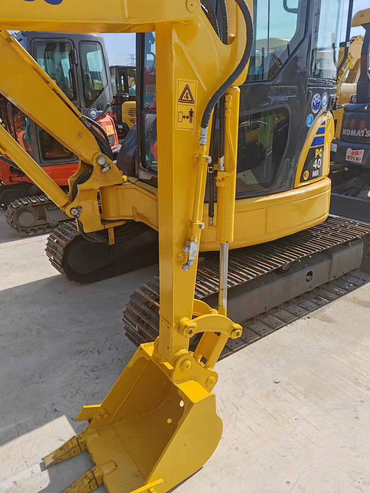 KOMATSU PC35 - Lánctalpas kotró: 3 kép. KOMATSU PC35 - Lánctalpas kotró: 3 kép.