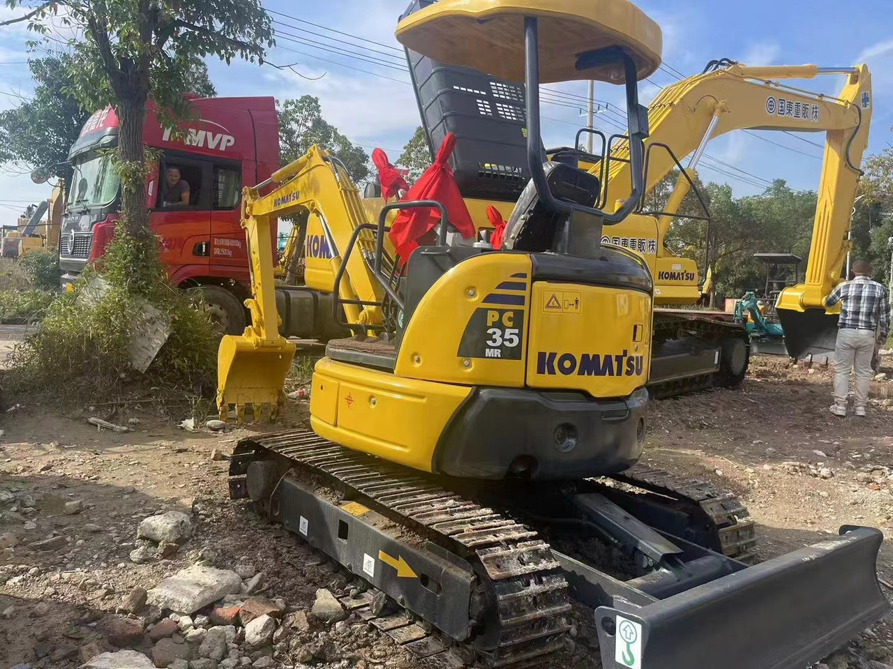 KOMATSU PC35 - Lánctalpas kotró: 4 kép. KOMATSU PC35 - Lánctalpas kotró: 4 kép.