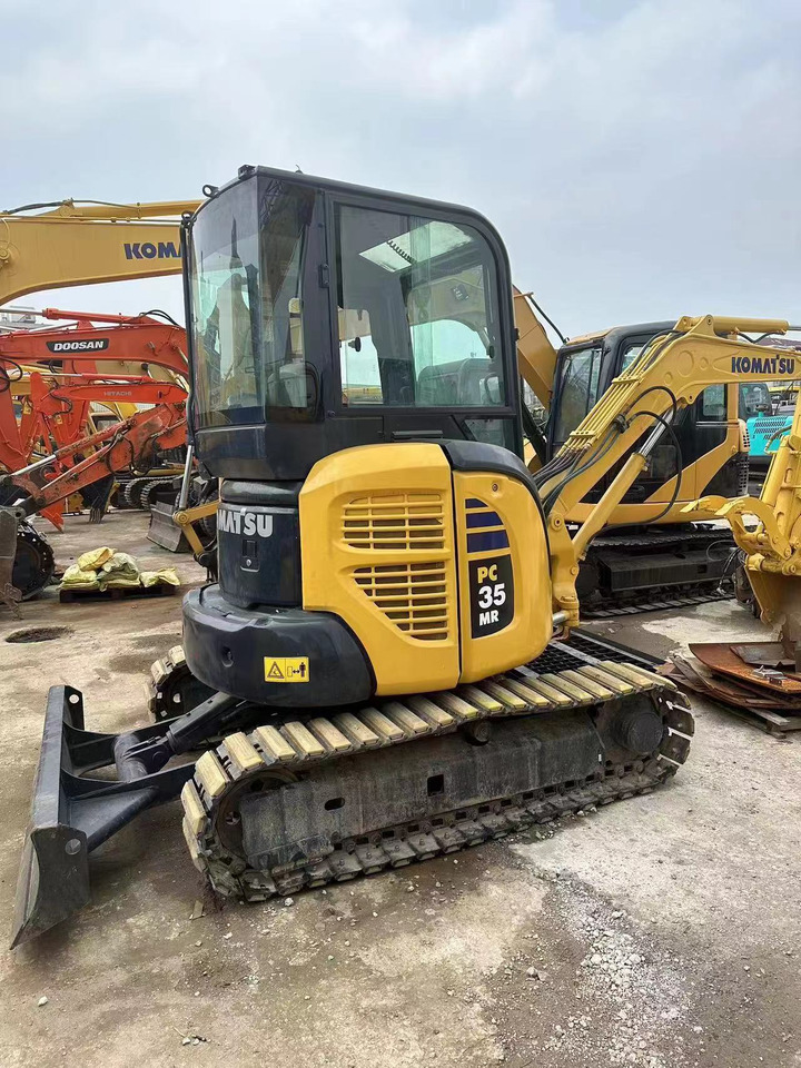 KOMATSU PC35 - Lánctalpas kotró: 2 kép. KOMATSU PC35 - Lánctalpas kotró: 2 kép.