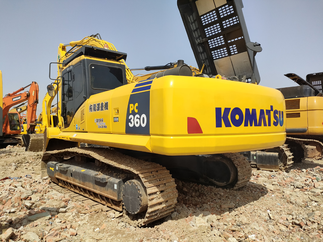 KOMATSU PC360-7 - Lánctalpas kotró: 4 kép. KOMATSU PC360-7 - Lánctalpas kotró: 4 kép.