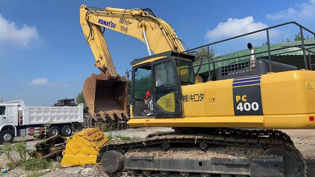 KOMATSU PC400-7 - Lánctalpas kotró: 1 kép. KOMATSU PC400-7 - Lánctalpas kotró: 1 kép.