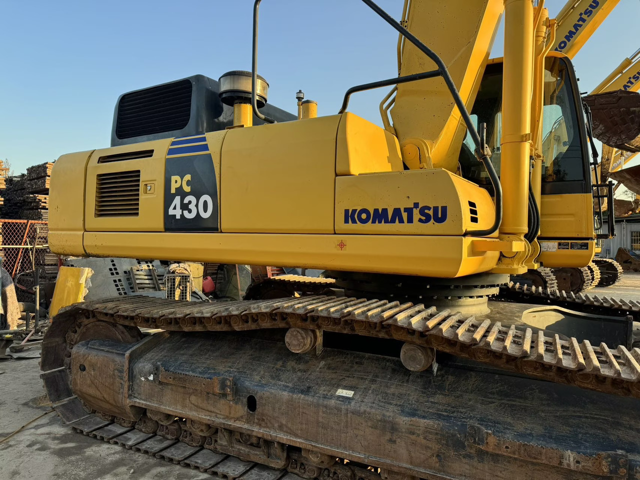 KOMATSU PC430-8 - Lánctalpas kotró: 3 kép. KOMATSU PC430-8 - Lánctalpas kotró: 3 kép.