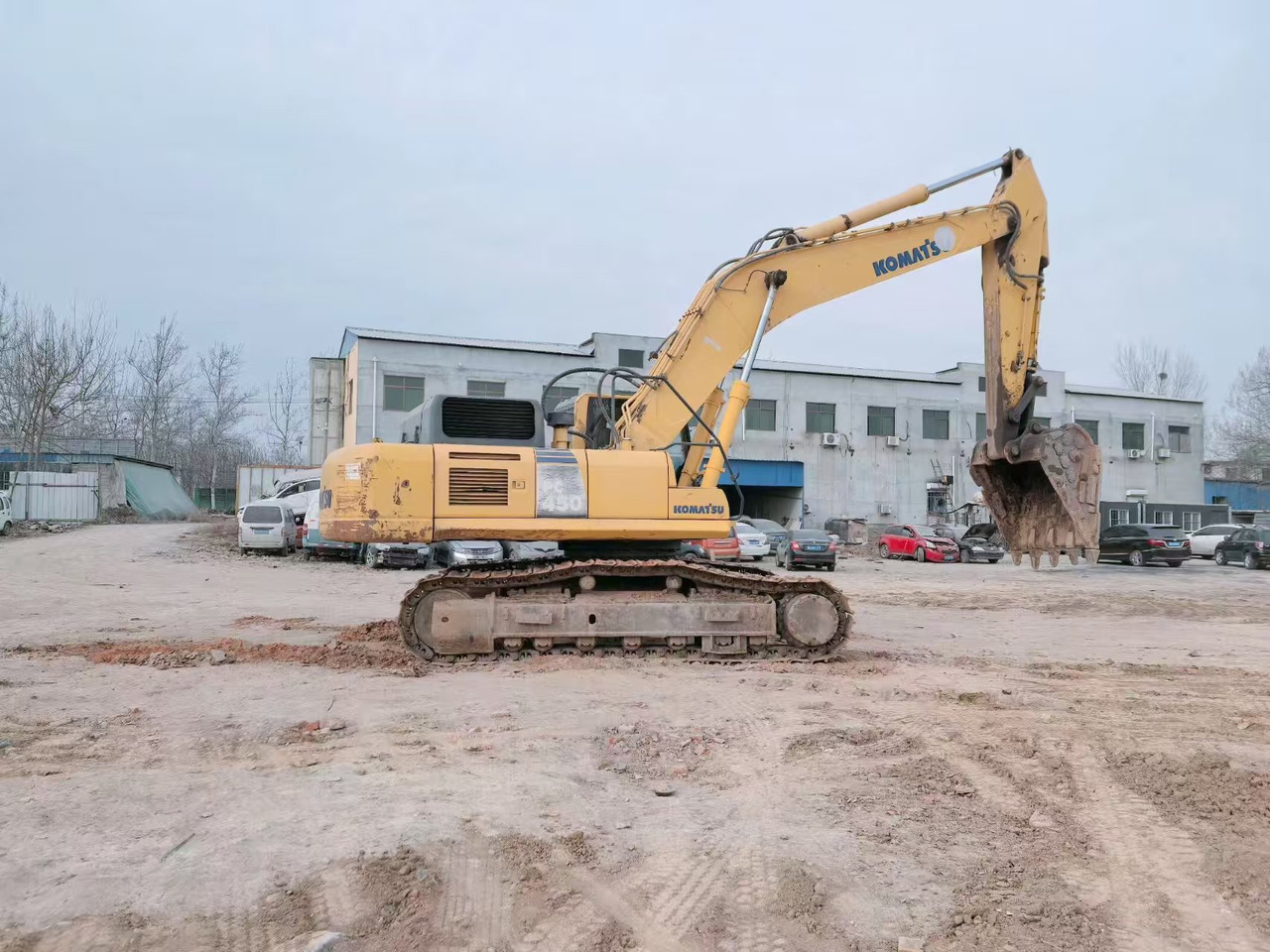 KOMATSU PC450-8 - Lánctalpas kotró: 3 kép. KOMATSU PC450-8 - Lánctalpas kotró: 3 kép.