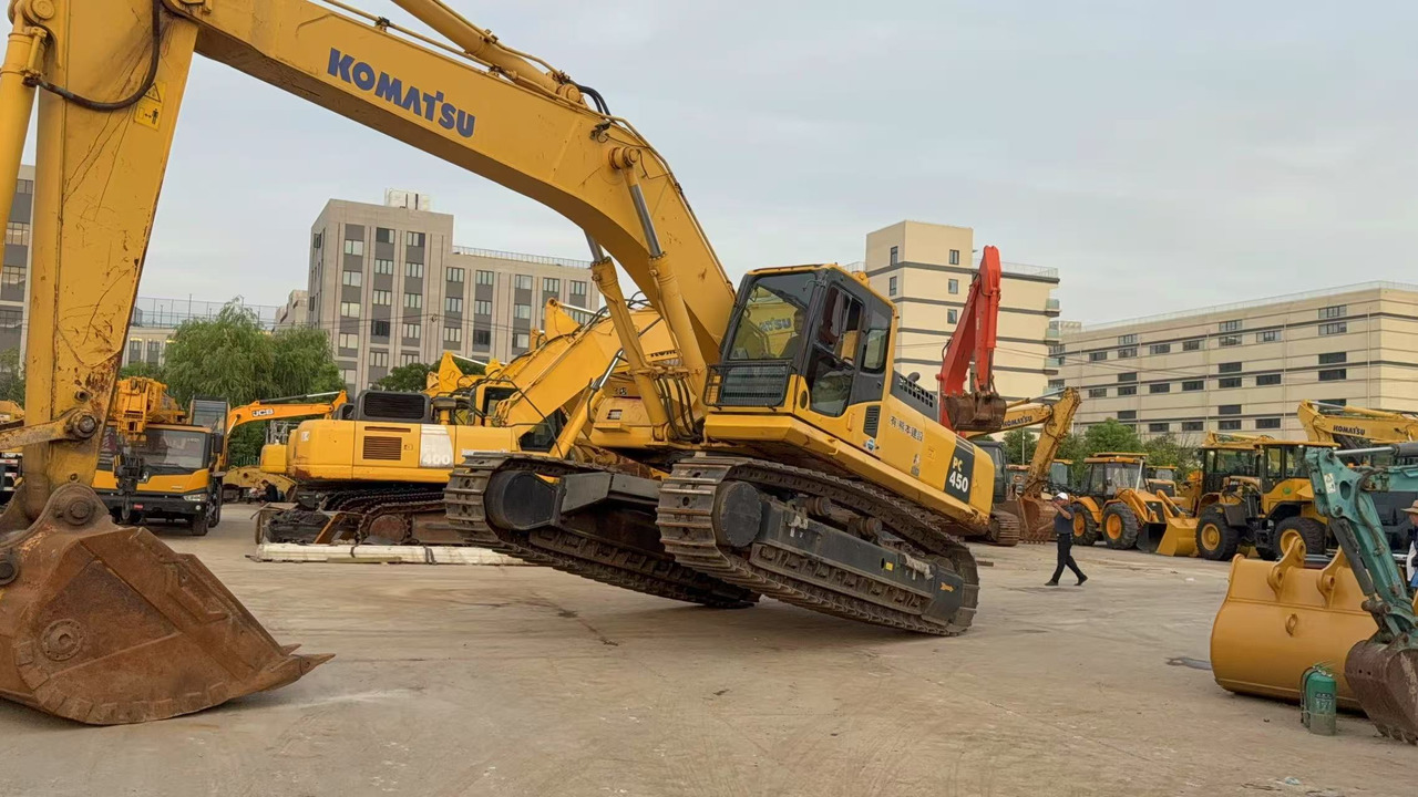 KOMATSU PC450-8 - Lánctalpas kotró: 1 kép. KOMATSU PC450-8 - Lánctalpas kotró: 1 kép.