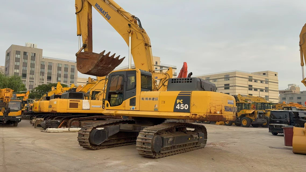 KOMATSU PC450-8 - Lánctalpas kotró: 2 kép. KOMATSU PC450-8 - Lánctalpas kotró: 2 kép.