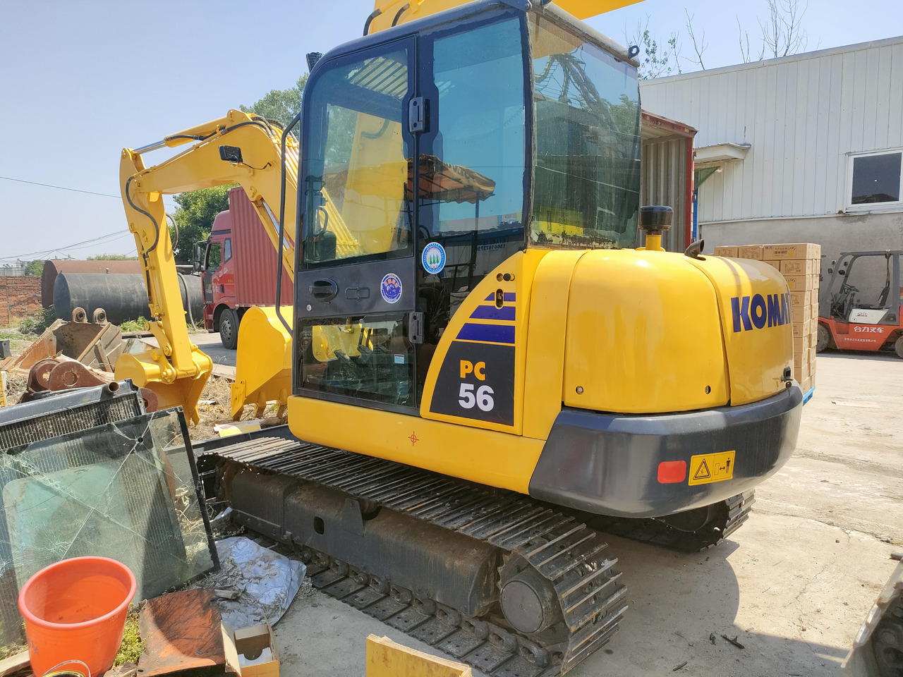 KOMATSU PC56-7 - Lánctalpas kotró: 3 kép. KOMATSU PC56-7 - Lánctalpas kotró: 3 kép.