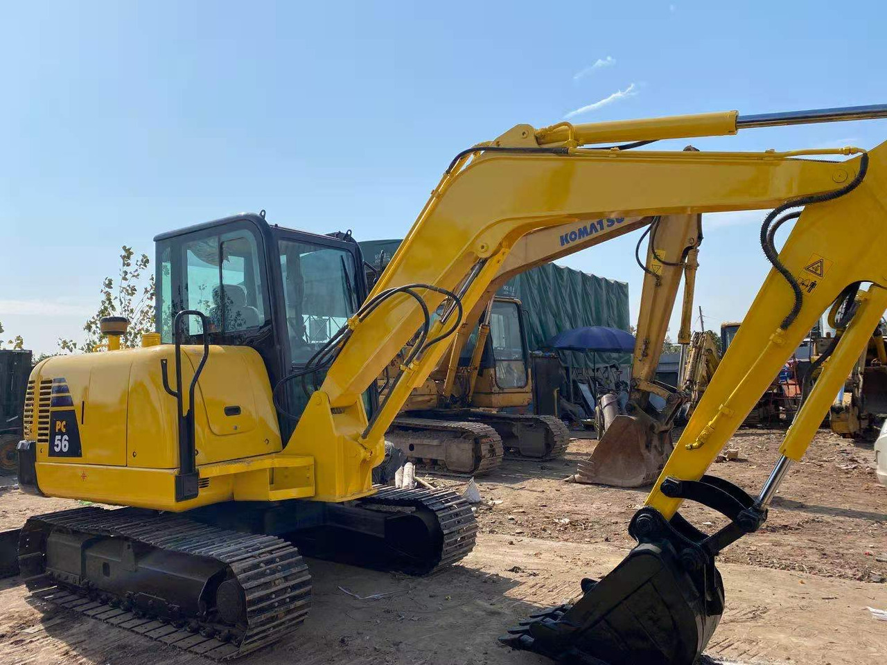 KOMATSU PC56 - Lánctalpas kotró: 2 kép. KOMATSU PC56 - Lánctalpas kotró: 2 kép.