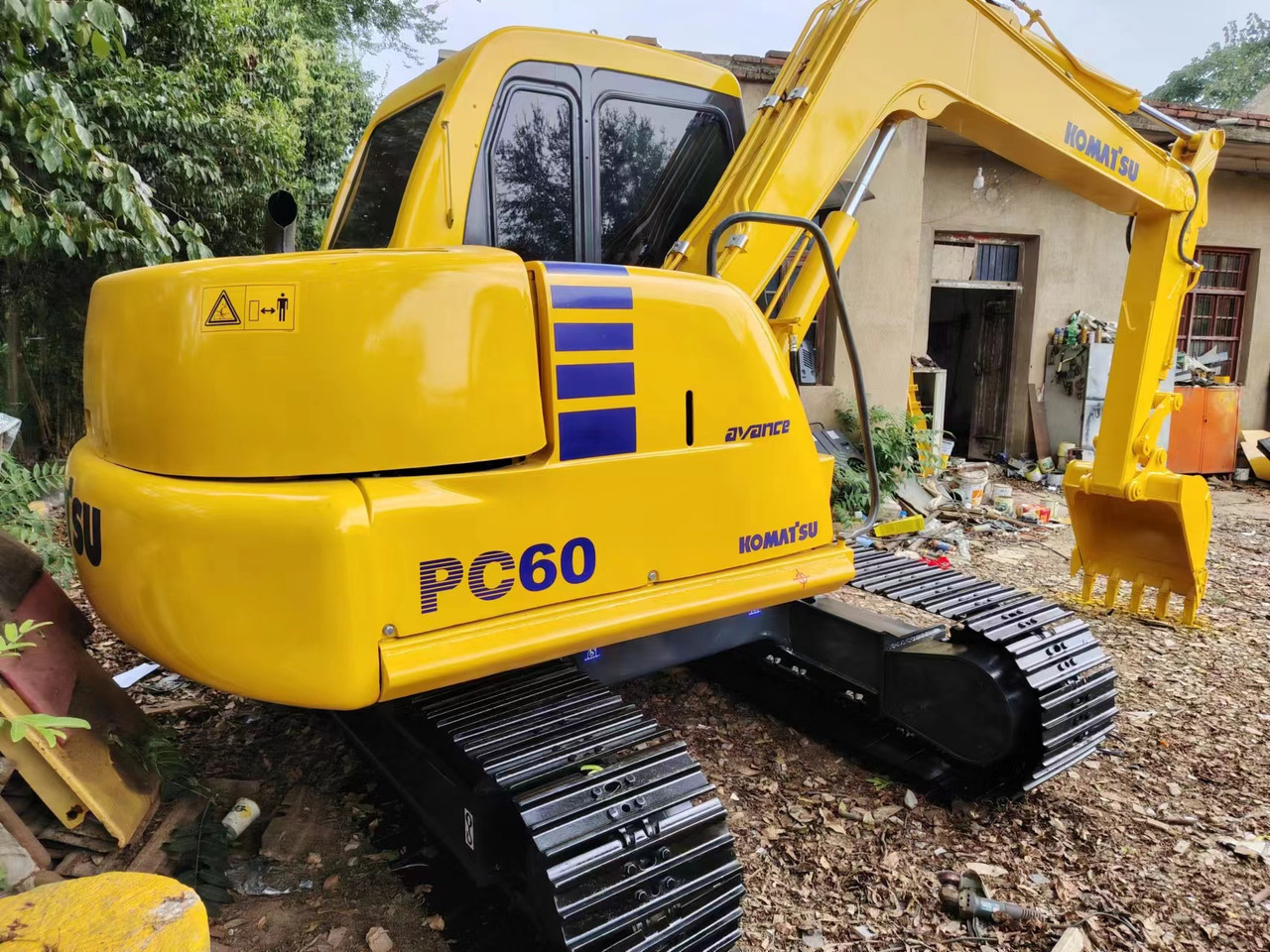 KOMATSU PC60-7 - Lánctalpas kotró: 3 kép. KOMATSU PC60-7 - Lánctalpas kotró: 3 kép.