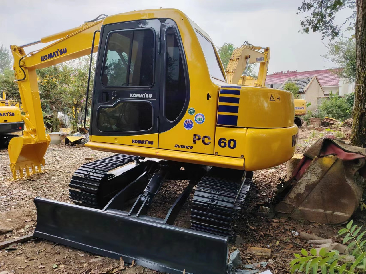 KOMATSU PC60-7 - Lánctalpas kotró: 2 kép. KOMATSU PC60-7 - Lánctalpas kotró: 2 kép.