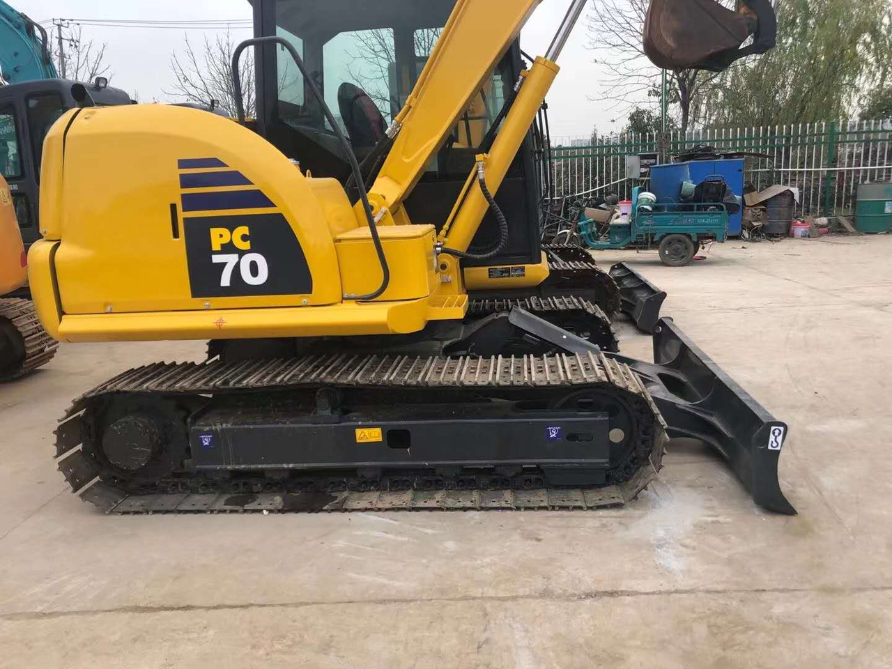 KOMATSU PC70-8 - Lánctalpas kotró: 3 kép. KOMATSU PC70-8 - Lánctalpas kotró: 3 kép.