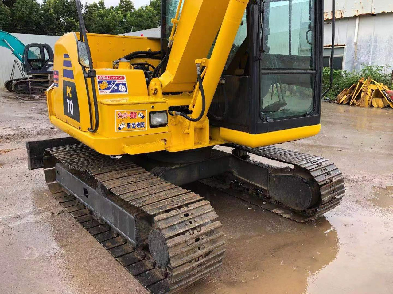 KOMATSU PC70-8 - Lánctalpas kotró: 4 kép. KOMATSU PC70-8 - Lánctalpas kotró: 4 kép.