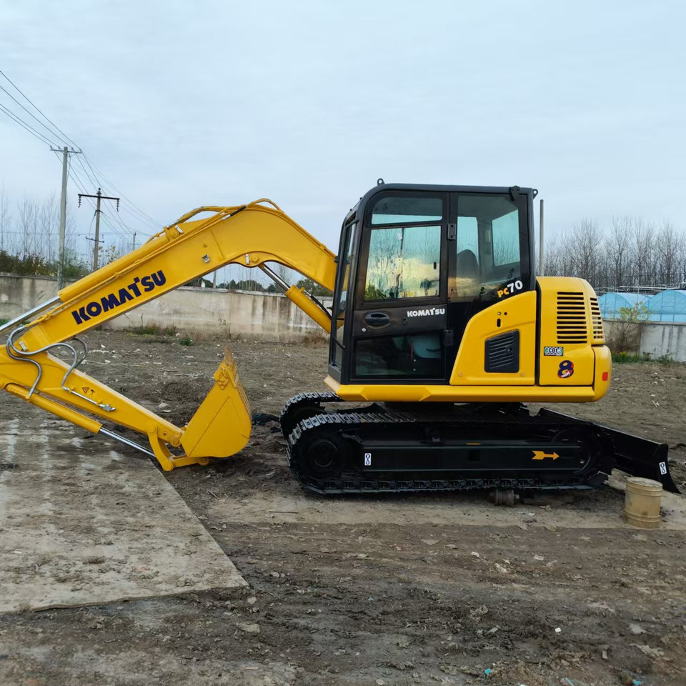 KOMATSU PC70-8 - Lánctalpas kotró: 1 kép. KOMATSU PC70-8 - Lánctalpas kotró: 1 kép.