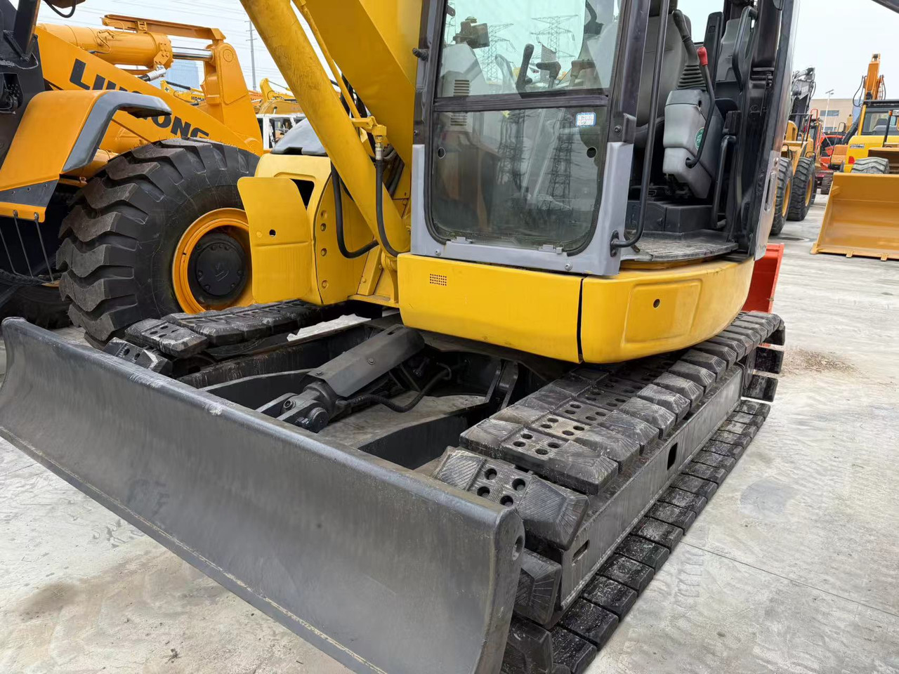 KOMATSU PC78US - Minikotró: 2 kép. KOMATSU PC78US - Minikotró: 2 kép.