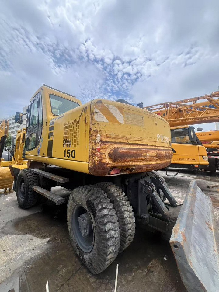 KOMATSU PW150 - Gumikerekes kotró: 2 kép. KOMATSU PW150 - Gumikerekes kotró: 2 kép.