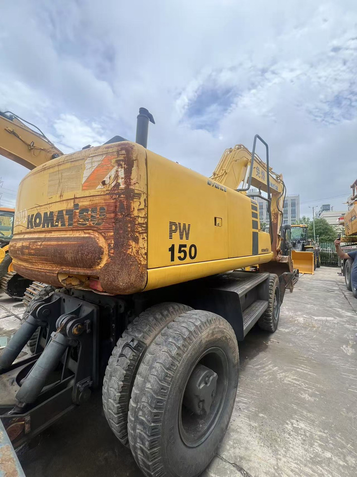 KOMATSU PW150 - Gumikerekes kotró: 3 kép. KOMATSU PW150 - Gumikerekes kotró: 3 kép.
