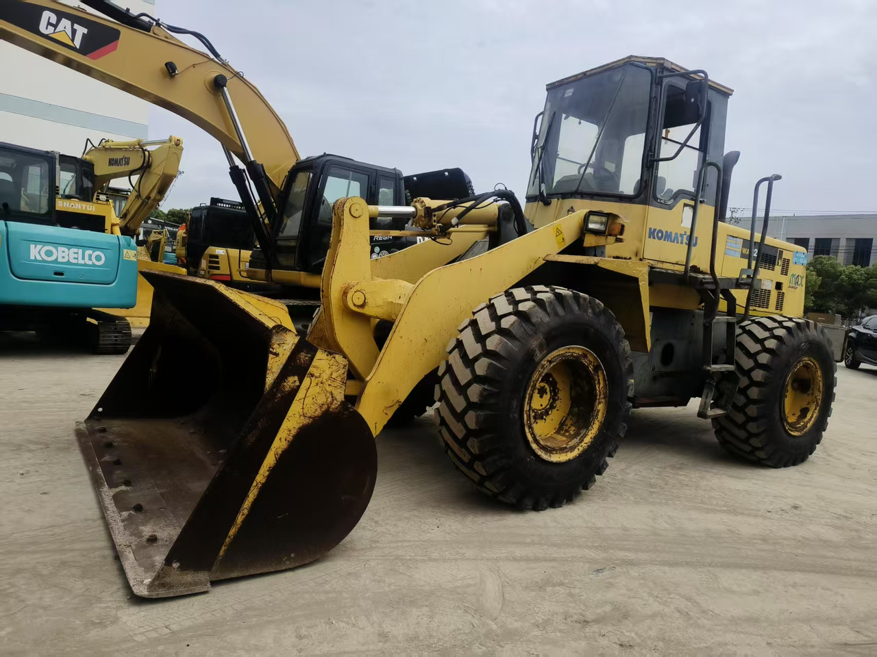 KOMATSU WA320-3 - Gumikerekes homlokrakodó: 3 kép. KOMATSU WA320-3 - Gumikerekes homlokrakodó: 3 kép.