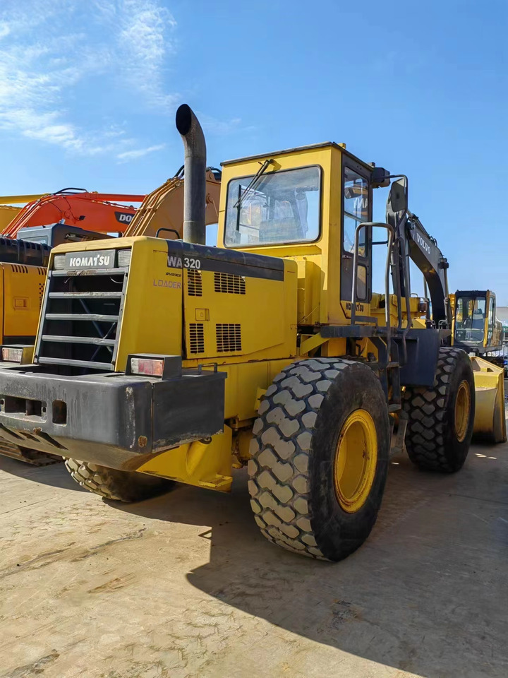 KOMATSU WA320-3 - Gumikerekes homlokrakodó: 3 kép. KOMATSU WA320-3 - Gumikerekes homlokrakodó: 3 kép.