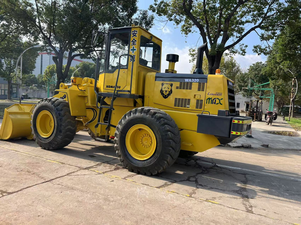 KOMATSU WA320-3 - Gumikerekes homlokrakodó: 4 kép. KOMATSU WA320-3 - Gumikerekes homlokrakodó: 4 kép.
