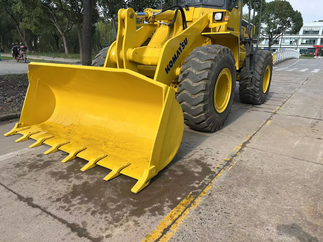 KOMATSU WA320-3 - Gumikerekes homlokrakodó: 3 kép. KOMATSU WA320-3 - Gumikerekes homlokrakodó: 3 kép.