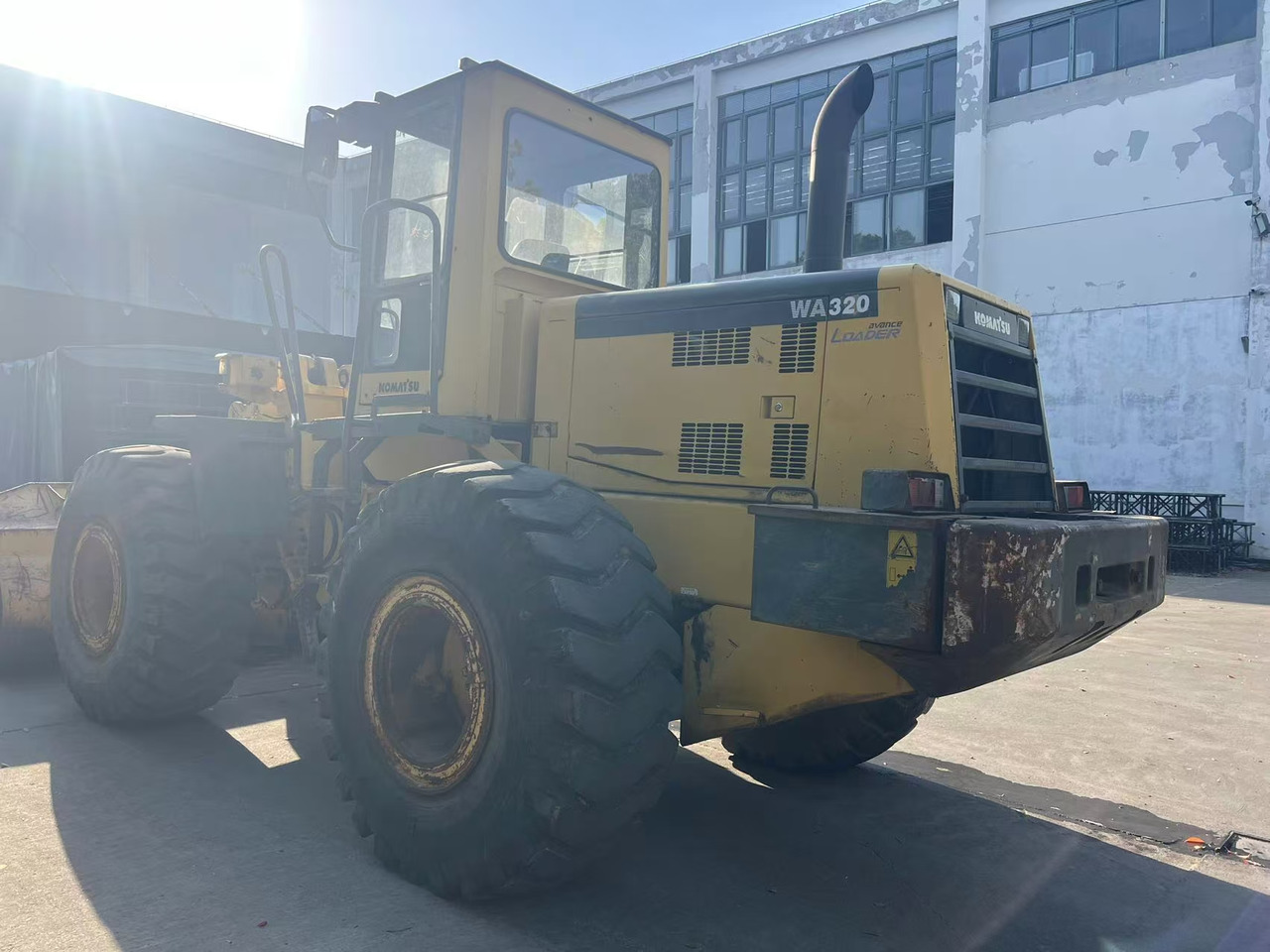 KOMATSU WA320-3 - Gumikerekes homlokrakodó: 2 kép. KOMATSU WA320-3 - Gumikerekes homlokrakodó: 2 kép.
