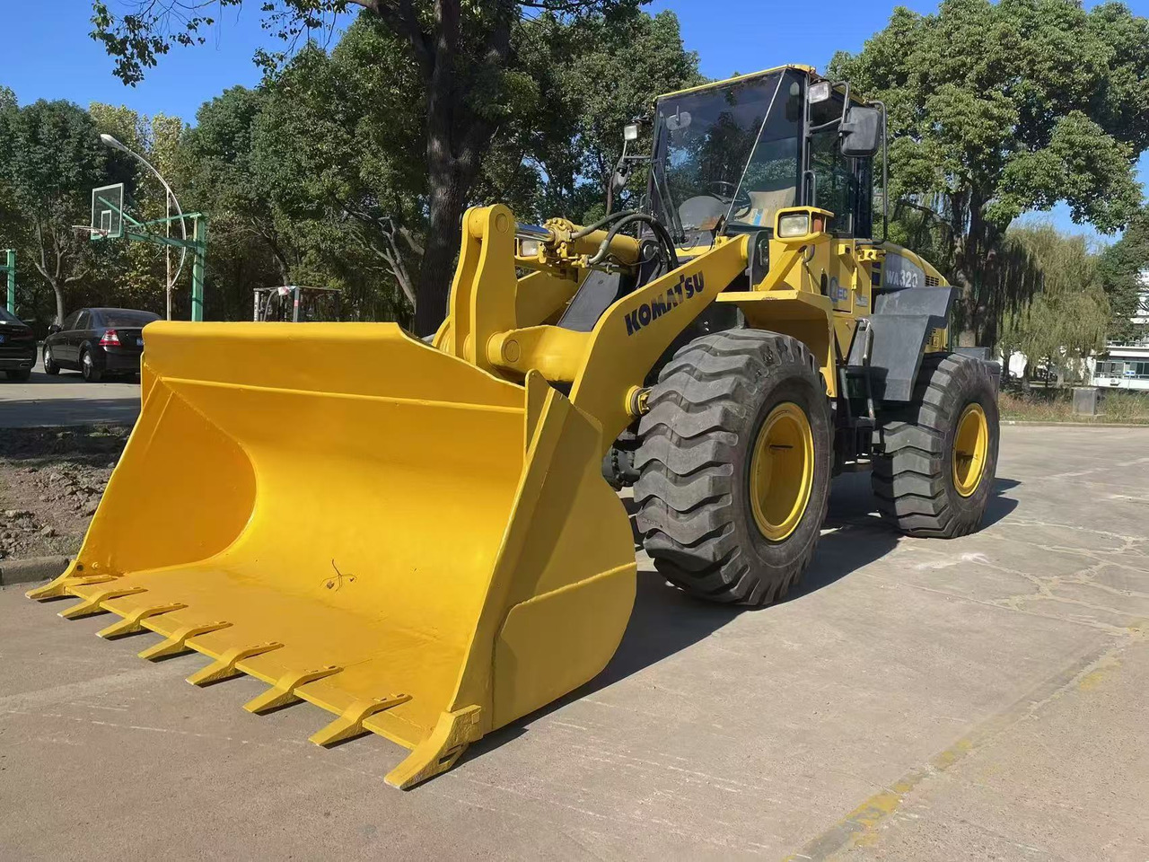 KOMATSU WA320-5 - Gumikerekes homlokrakodó: 3 kép. KOMATSU WA320-5 - Gumikerekes homlokrakodó: 3 kép.
