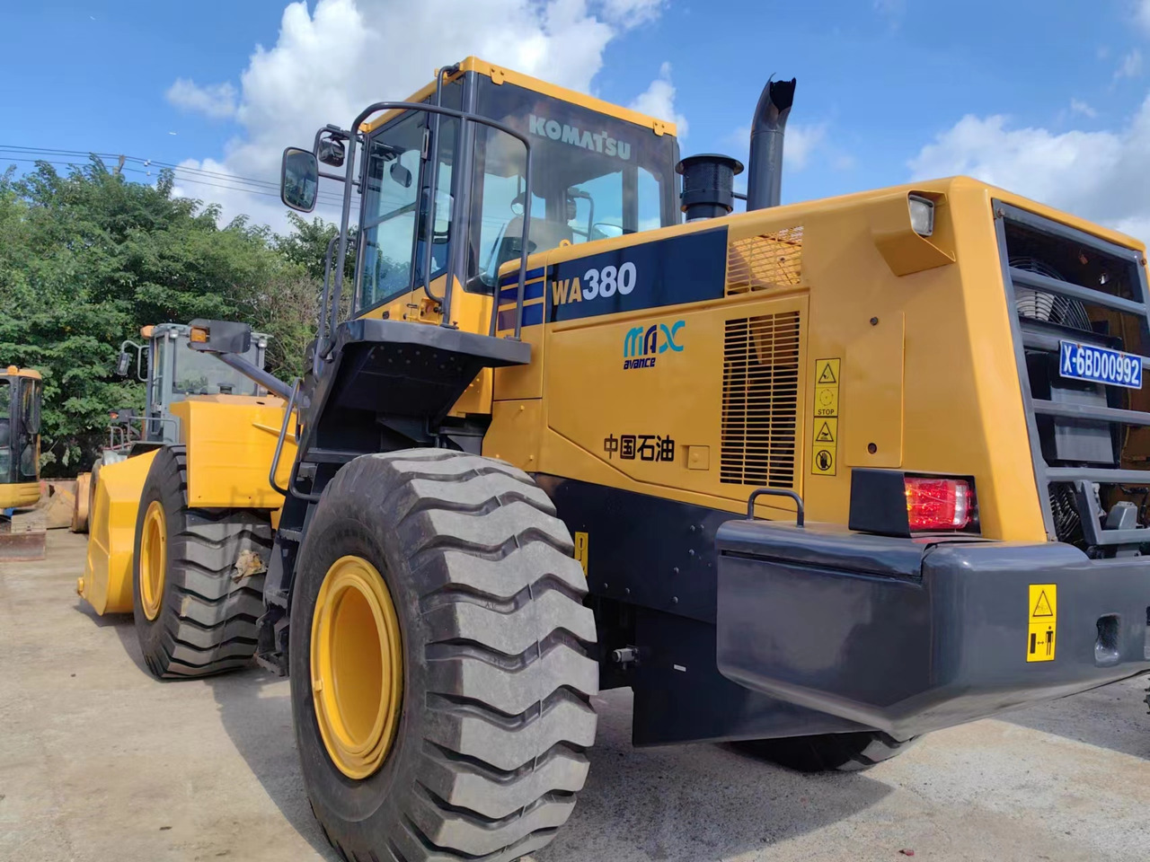 KOMATSU WA380-6 - Gumikerekes homlokrakodó: 2 kép. KOMATSU WA380-6 - Gumikerekes homlokrakodó: 2 kép.