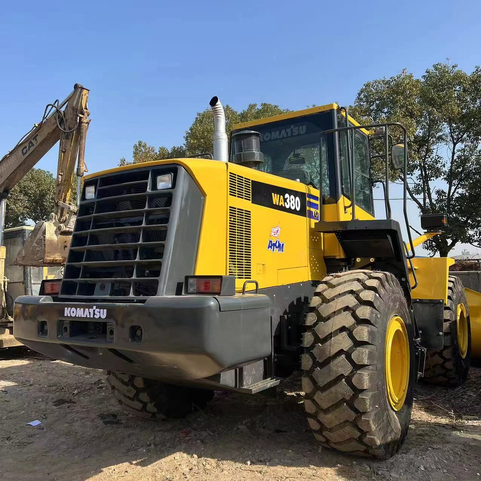 KOMATSU WA380-6 - Gumikerekes homlokrakodó: 3 kép. KOMATSU WA380-6 - Gumikerekes homlokrakodó: 3 kép.