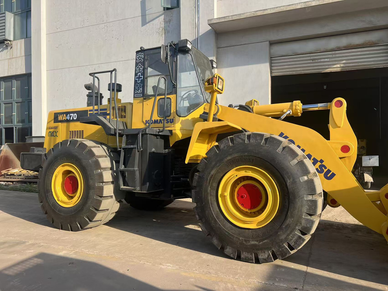 KOMATSU WA470-3 - Gumikerekes homlokrakodó: 4 kép. KOMATSU WA470-3 - Gumikerekes homlokrakodó: 4 kép.