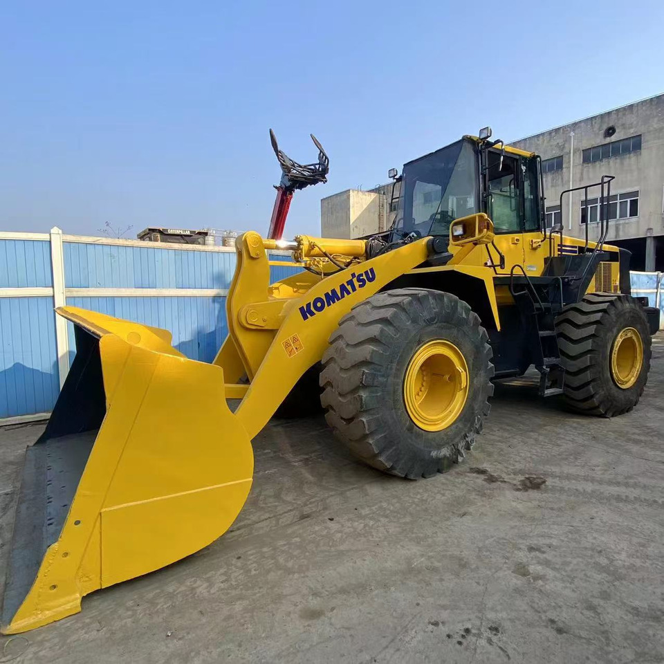 KOMATSU WA470-6 - Gumikerekes homlokrakodó: 2 kép. KOMATSU WA470-6 - Gumikerekes homlokrakodó: 2 kép.