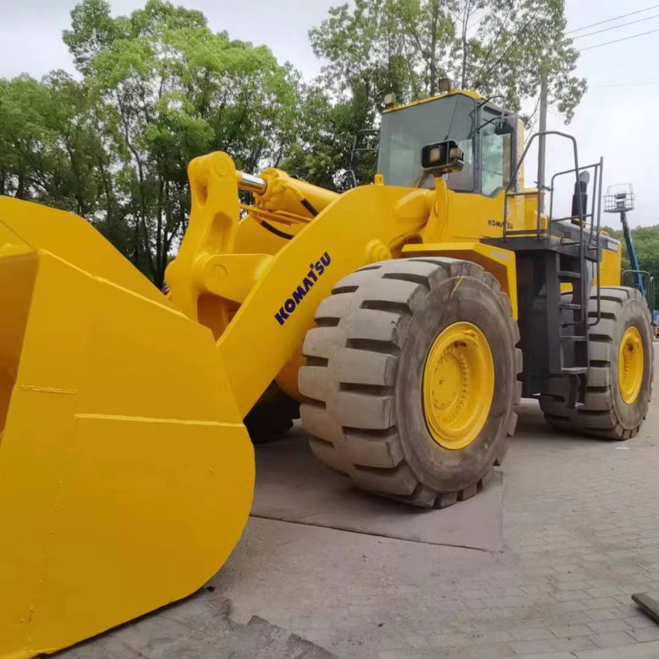 KOMATSU WA600-3 - Gumikerekes homlokrakodó: 2 kép. KOMATSU WA600-3 - Gumikerekes homlokrakodó: 2 kép.