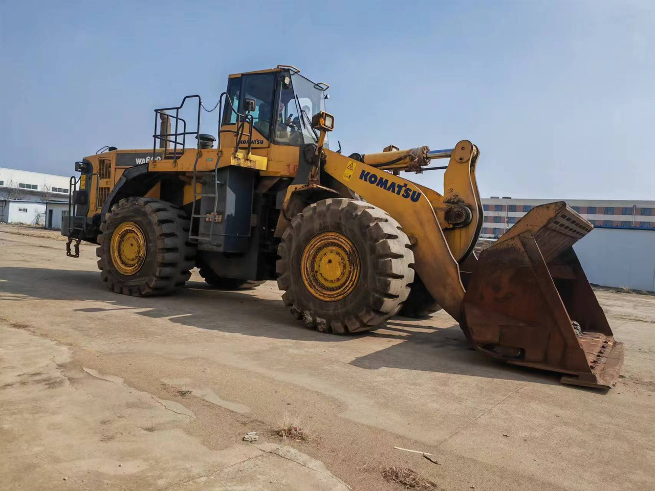 KOMATSU WA600-6 - Gumikerekes homlokrakodó: 1 kép. KOMATSU WA600-6 - Gumikerekes homlokrakodó: 1 kép.