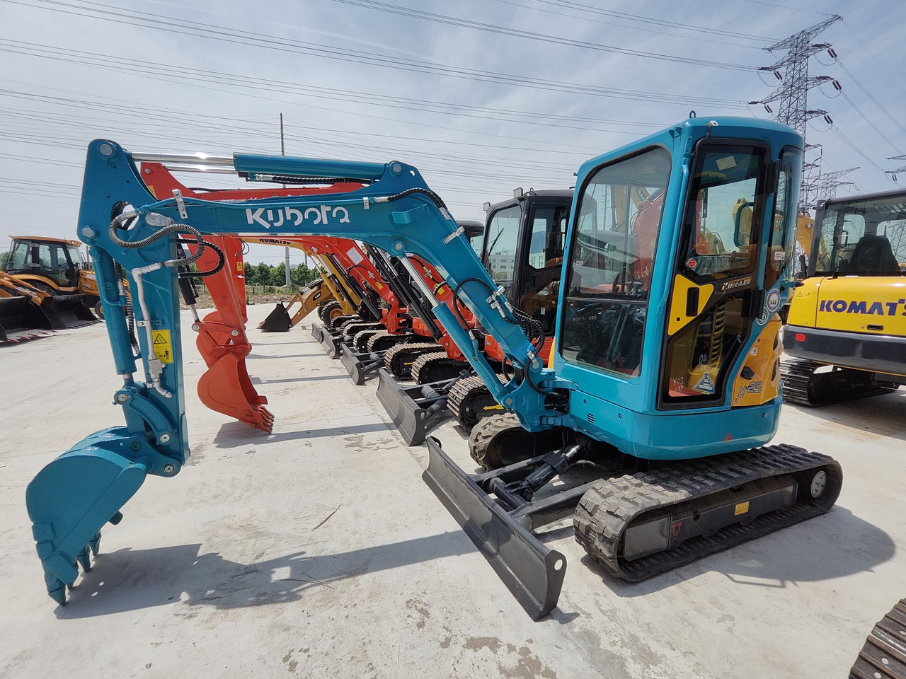 KUBOTA U25 - Minikotró: 2 kép. KUBOTA U25 - Minikotró: 2 kép.