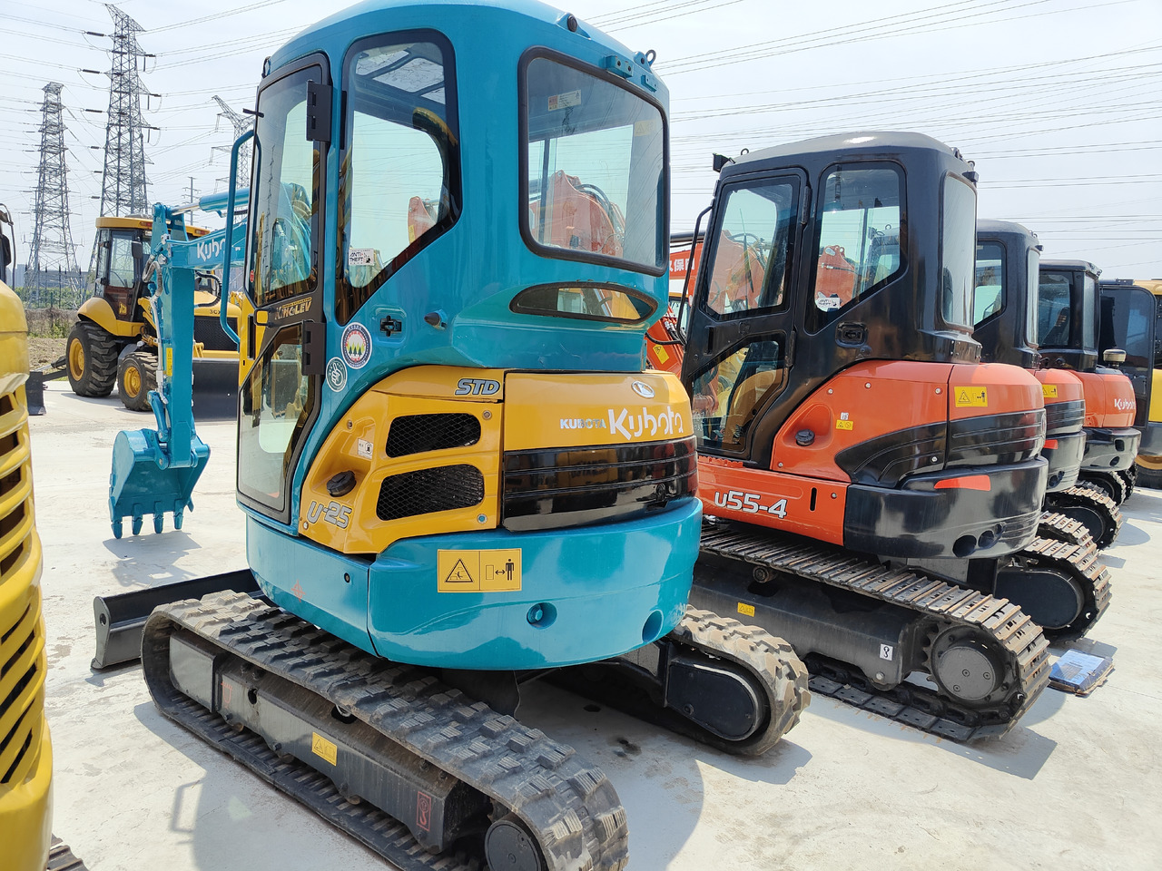KUBOTA U25 - Minikotró: 3 kép. KUBOTA U25 - Minikotró: 3 kép.