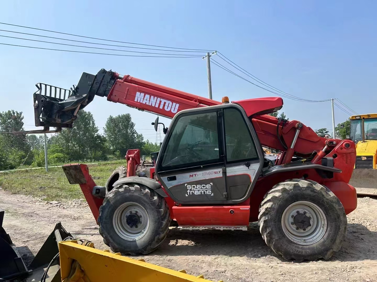 MANITOU MT1740SLT - Teleszkópos rakodó: 3 kép. MANITOU MT1740SLT - Teleszkópos rakodó: 3 kép.