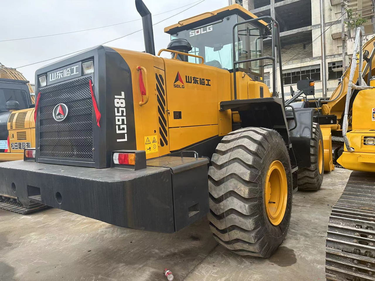 SDLG LG958F - Gumikerekes homlokrakodó: 4 kép. SDLG LG958F - Gumikerekes homlokrakodó: 4 kép.