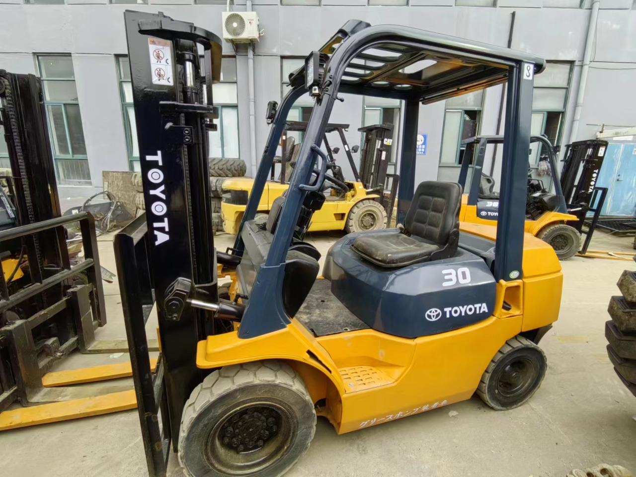 TOYOTA 62-7FD30 - Dízel targonca: 2 kép. TOYOTA 62-7FD30 - Dízel targonca: 2 kép.