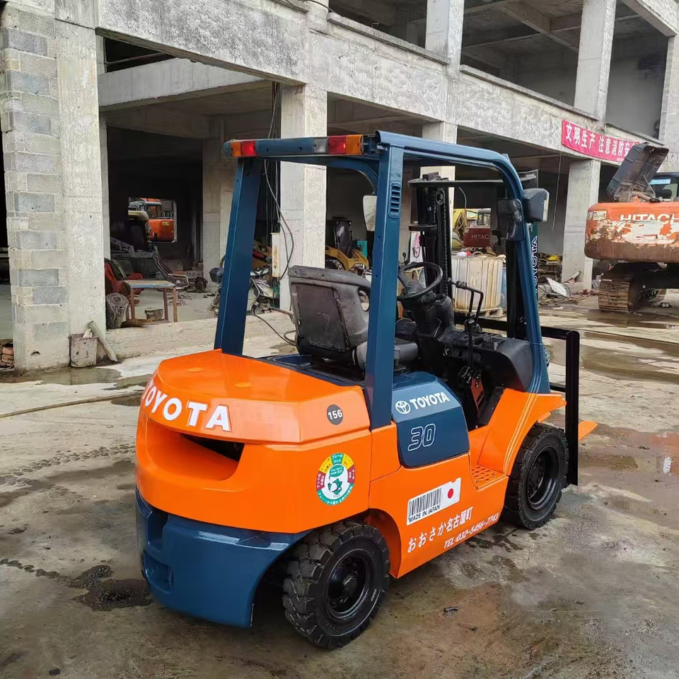 TOYOTA 62-7FD30 - Dízel targonca: 3 kép. TOYOTA 62-7FD30 - Dízel targonca: 3 kép.