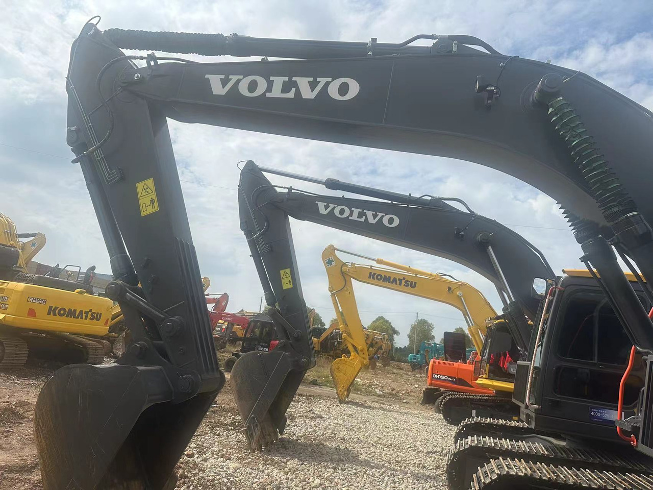 VOLVO EC240 - Lánctalpas kotró: 4 kép. VOLVO EC240 - Lánctalpas kotró: 4 kép.