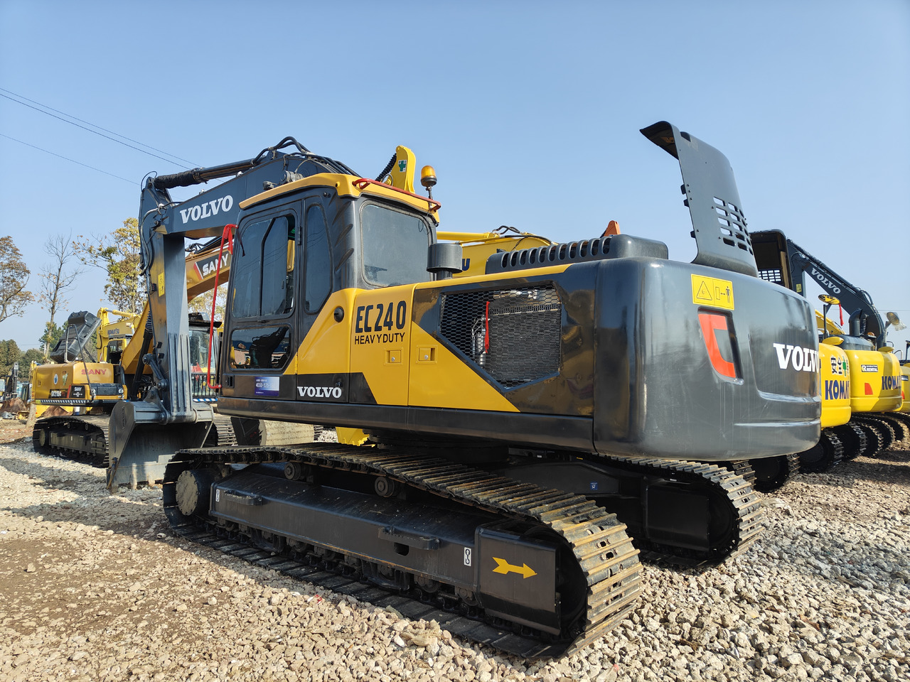 VOLVO EC240 - Lánctalpas kotró: 4 kép. VOLVO EC240 - Lánctalpas kotró: 4 kép.