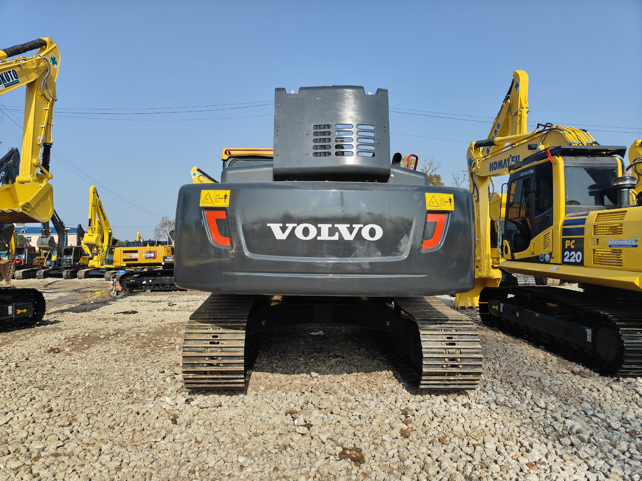 VOLVO EC240 - Lánctalpas kotró: 5 kép. VOLVO EC240 - Lánctalpas kotró: 5 kép.