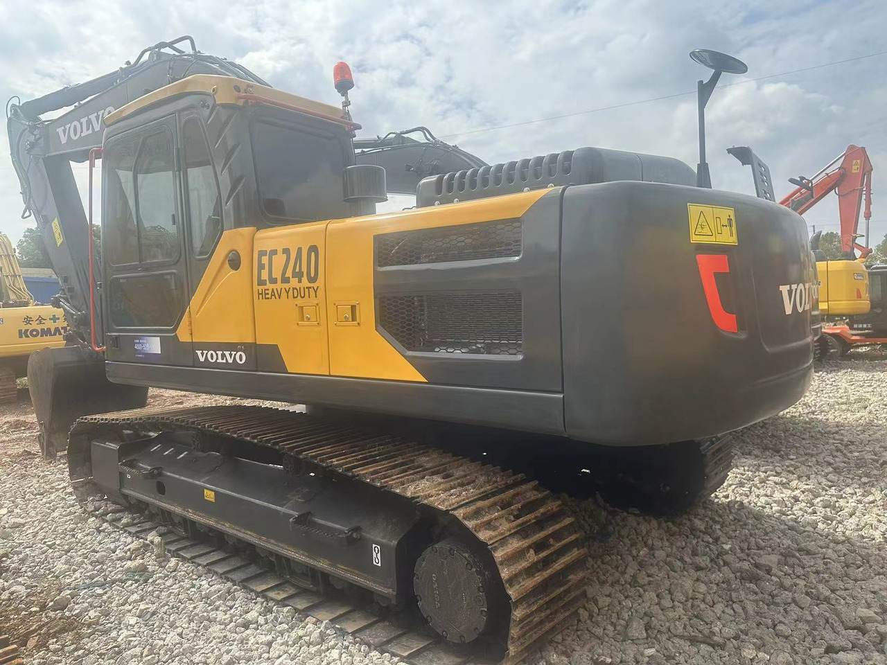 VOLVO EC240 - Lánctalpas kotró: 1 kép. VOLVO EC240 - Lánctalpas kotró: 1 kép.