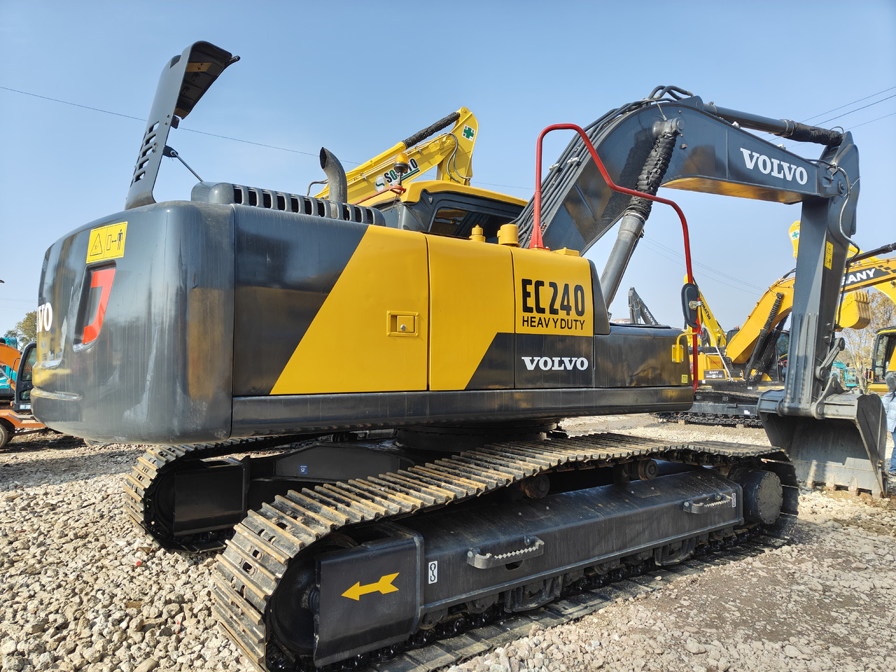 VOLVO EC240 - Lánctalpas kotró: 3 kép. VOLVO EC240 - Lánctalpas kotró: 3 kép.
